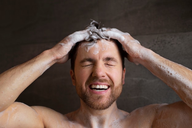 Vorderansichtmann, der Haare wäscht