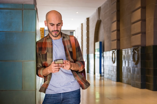 Kostenloses Foto vorderansichtmann, der telefon verwendet