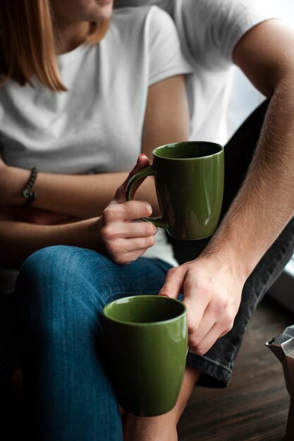 Vorderansichtmann und -frau, die zusammen ihren Kaffee genießen