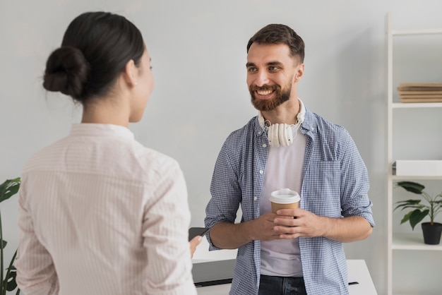 Vorderansichtmitarbeiter auf Bruch im Büro