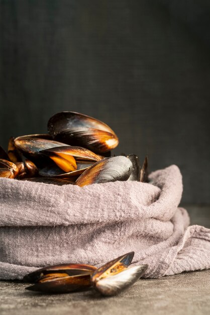 Vorderansichtmuscheln eingewickelt in der Tischdecke