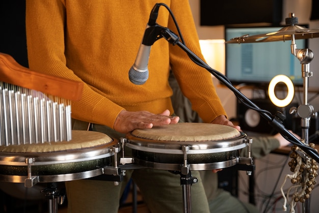 Kostenloses Foto vorderansichtmusiker, der im studio arbeitet