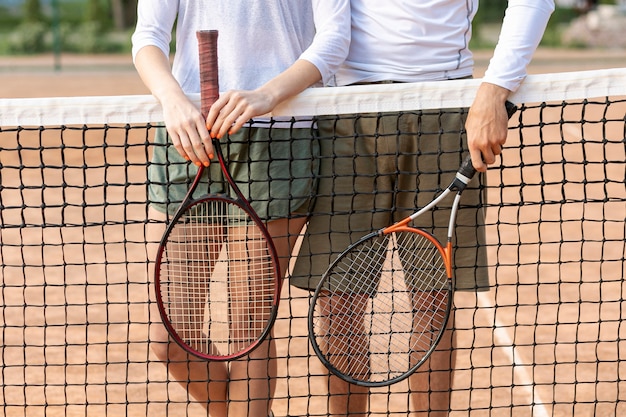 Vorderansichtpaare auf Tennisplatz