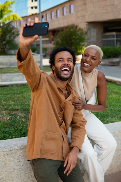 Vorderansichtpaare, die selfie nehmen