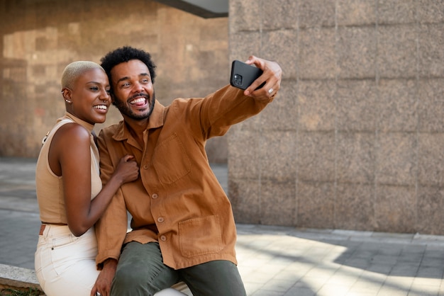 Vorderansichtpaare, die selfie nehmen