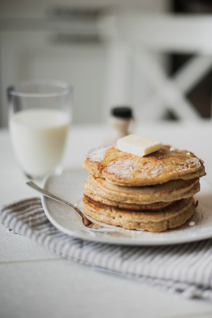 Vorderansichtpfannkuchen mit Milch