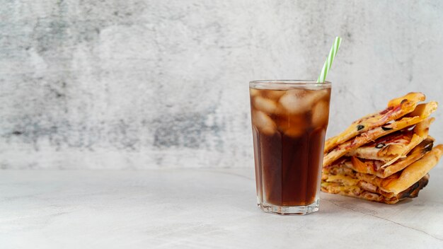 Vorderansichtpizzascheiben mit Soda