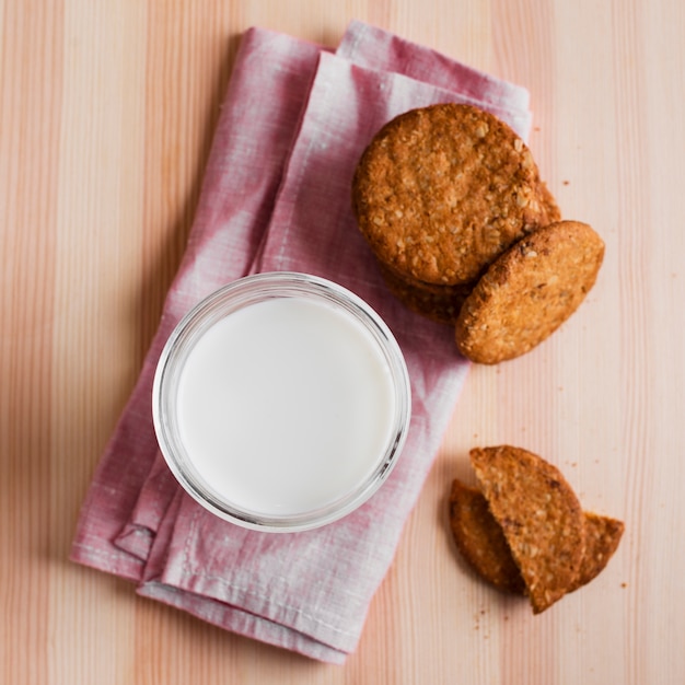 Kostenloses Foto vorderansichtplätzchen mit milchglas