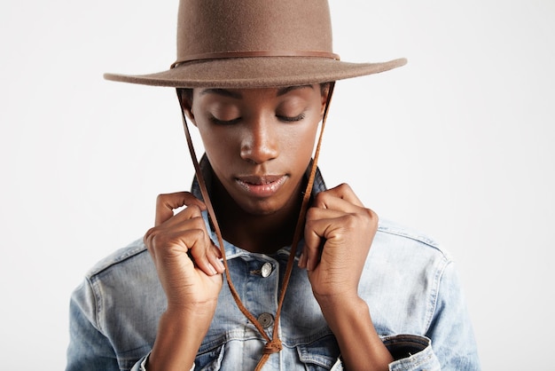 Vorderansichtporträt einer schwarzen Frau mit Hut