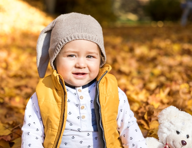 Vorderansichtsmileybaby mit Spielzeug draußen