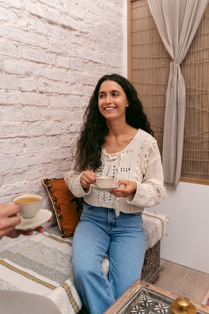 Vorderansichtsmileyfrau, die Kaffeetasse hält