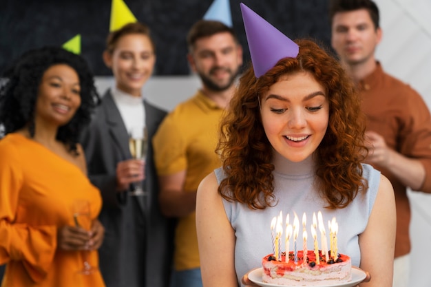 Kostenloses Foto vorderansichtsmileyfrau, die kuchen hält