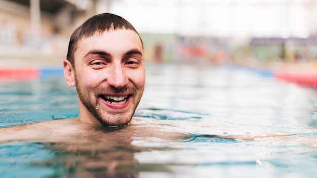 Vorderansichtsmileymann, der Schwimmenzeit genießt