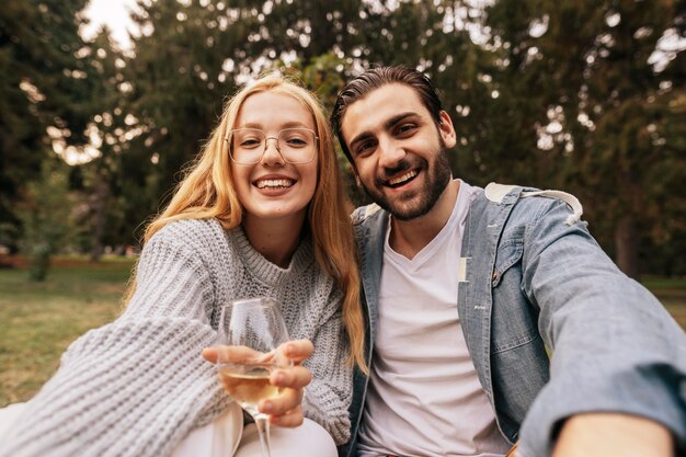 Vorderansichtspaar, das ein Selfie nimmt