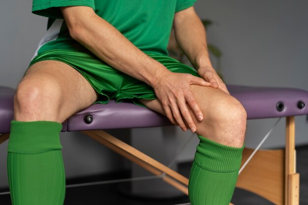 Vorderansichtsportler beim Physiotherapietermin