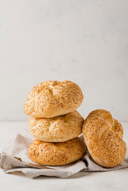 Kostenloses Foto vorderansichtstapel von köstlichen frischen brötchen