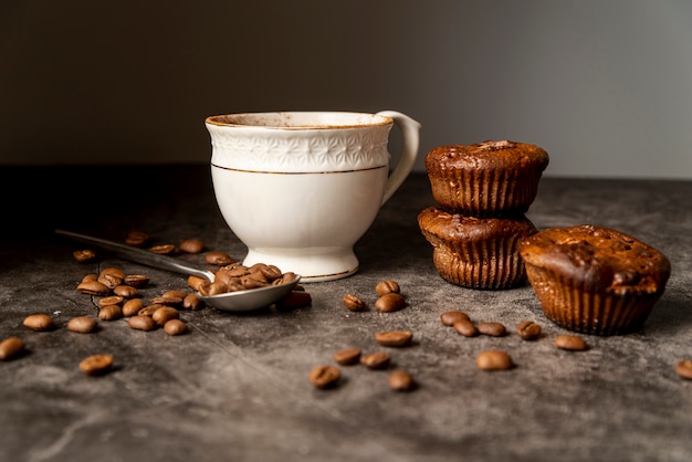 Vorderansichttasse kaffee mit Muffins