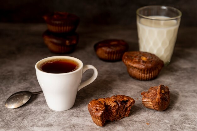 Vorderansichttasse kaffee mit Muffins