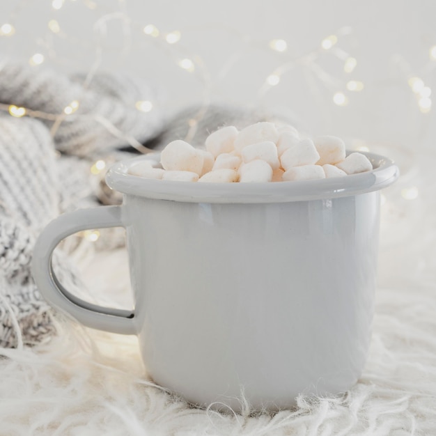 Vordere Ansicht heiße Schokolade mit Marshmallows und Decke