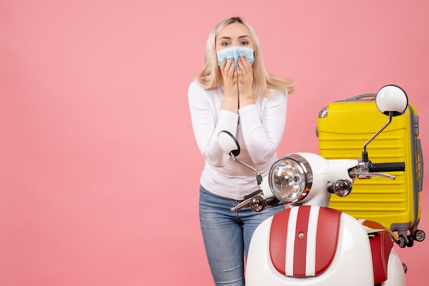 Kostenloses Foto vordere ansicht junge dame, die hände auf ihr gesicht stellt, das nahe moped steht