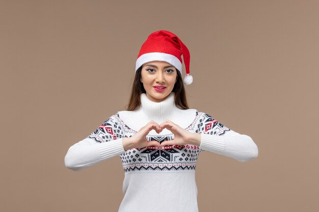 Vordere Ansicht junge Frau, die Liebe auf braunem Hintergrund Neujahrs-Emotion Weihnachten sendet