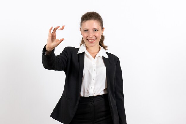 Vordere Ansicht junge Frau in strengen klassischen Anzug, die Karte auf weißem Hintergrundjobgeschäftsfrauarbeitskostümfrau hält