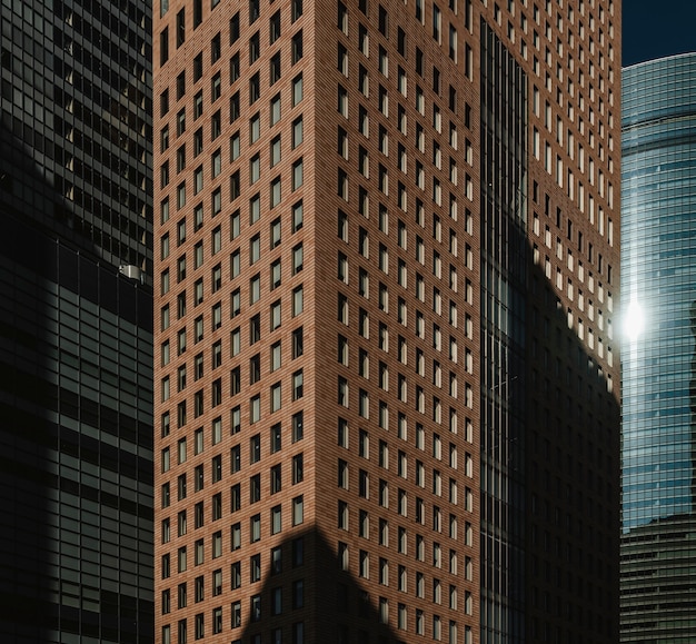 Vordere Ansicht moderne Wolkenkratzer Bürogebäude