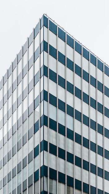 Kostenloses Foto vordere ansicht moderne wolkenkratzer bürogebäude