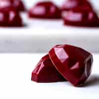 Kostenloses Foto vordere ansicht rote schokolade herzförmige süßigkeiten