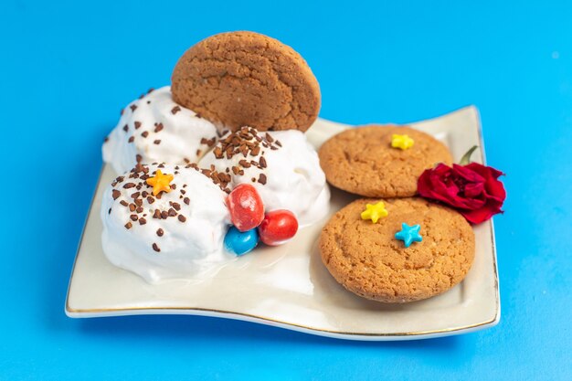 Vordere Ansicht süße Kekse mit Eiscreme Innenplatte auf hellem Schreibtisch süß backen Farbe Cookie