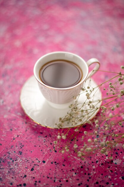 Vordere Ansicht Tasse Tee in Tasse auf Teller auf dem rosa Schreibtisch