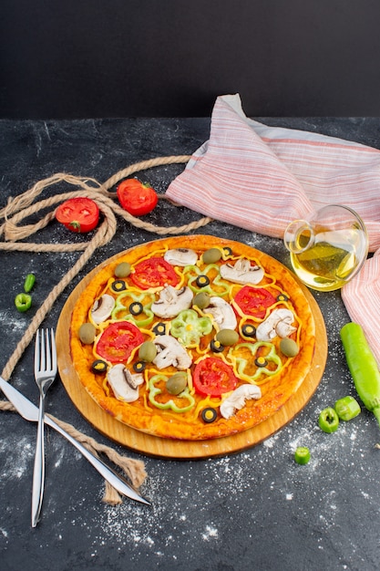 Vordere Fernsicht leckere Pilzpizza mit Tomaten, grünen Oliven und Pilzen mit frischen Tomaten