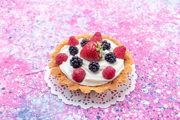 Vordere nähere Ansicht kleiner Sahnetorte mit Beeren auf Licht