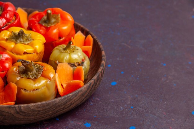Vordere Nahansicht gekochte Paprika mit Hackfleisch auf grauer Oberfläche Mahlzeit Gemüse Fleisch Dolma Essen