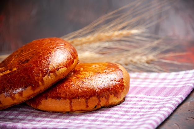 Kostenloses Foto vordere nahansicht köstliche süße kuchen auf dunklem tischkuchen süßer kuchen keksgebäck