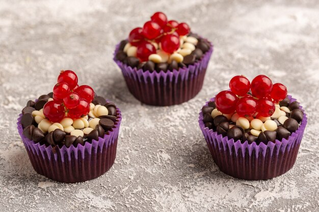 Vordere Nahansicht Schokoladen-Brownies mit Preiselbeeren auf der hellen Oberfläche