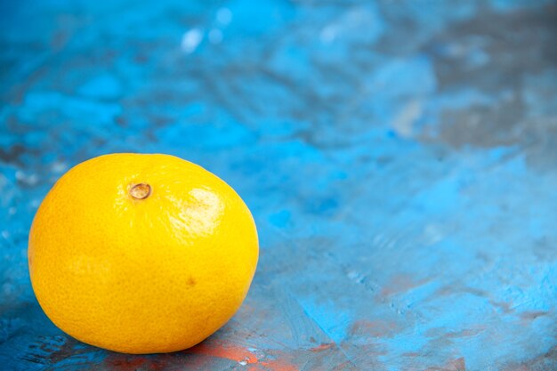 Vordere Nahaufnahme frische Mandarine auf blauem Tisch