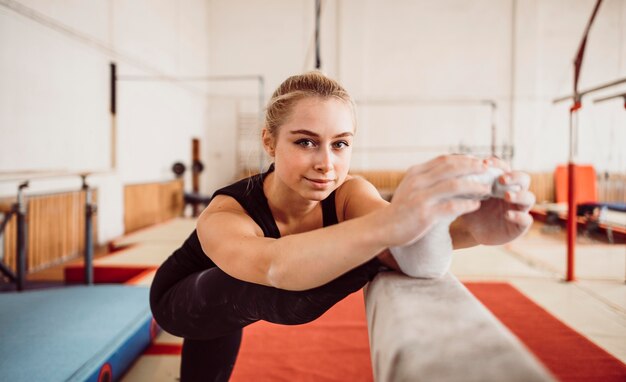 Vorderes sportliches Frauentraining auf Schwebebalken