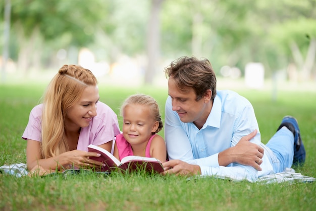 Vorlesen für die Tochter