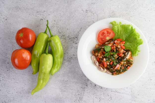 Vorspeisen mit Sardine in Tomatensauce und scharf