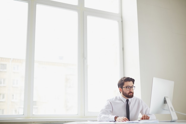 Kostenloses Foto vorstand arbeiten allein im büro