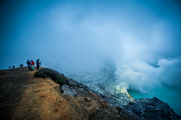  Vulkan  kawah ijen  mit toten b umen auf hintergrund des 