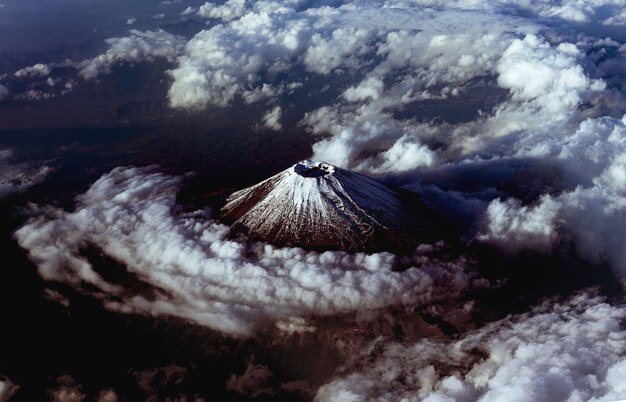 Kostenloses Foto vulkanberg fuji bedeckt mit wolken in japan