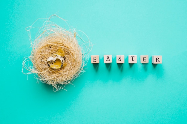 Kostenloses Foto wachtelei im nest- und ostern-wort