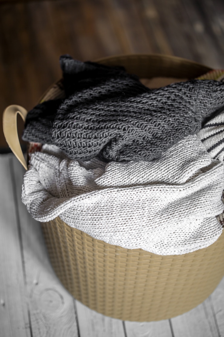 Kostenlose Foto wäsche, warme kleidung im wäschekorb