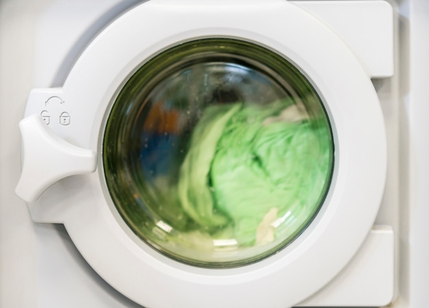 Kostenloses Foto wäschespinnen in der waschmaschine