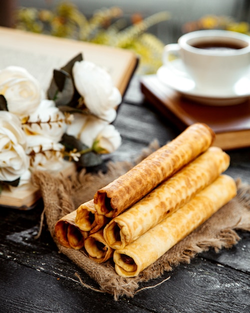 Waferrolle mit kondensmilch gefüllt