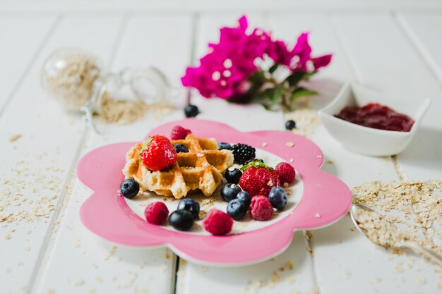 Waffel auf blütenförmigem Teller