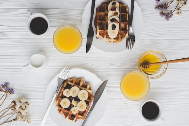 Waffel mit Bananen in der Nähe von Getränken