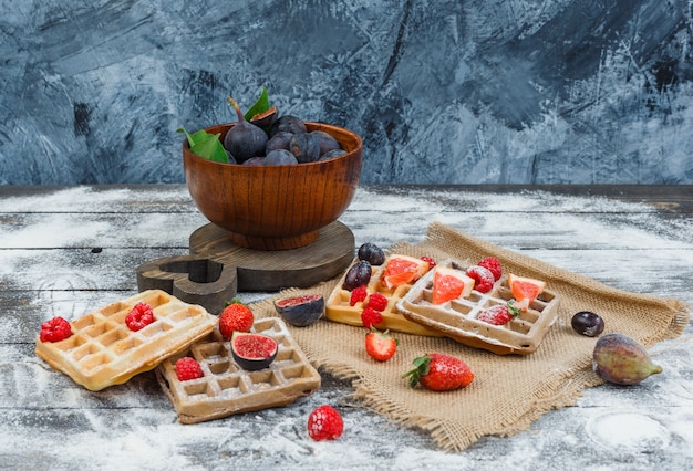 Waffel mit feigen und erdbeeren